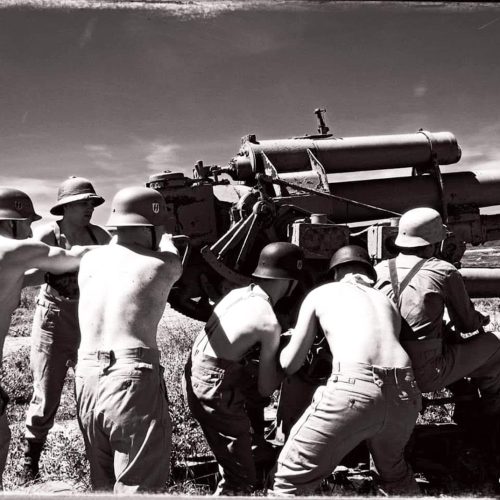 Grupo de gente con rodando con un cañón