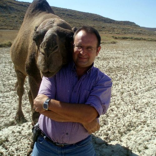 José Manuel Ayuda posando con su camello