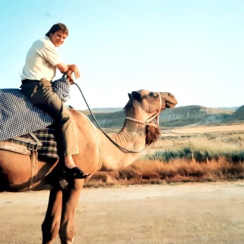 Hombre montado en camello