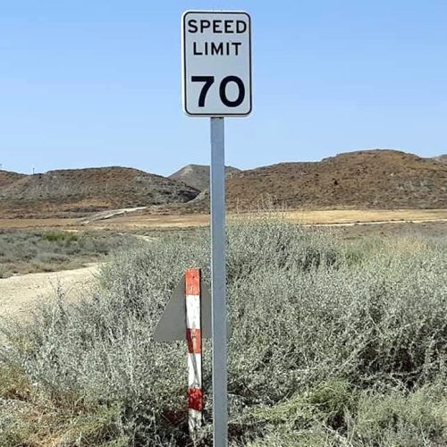 Señal de limite de velocidad a 70 kilómetros por hora