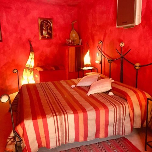habitacion del hotel cueva con pared roja