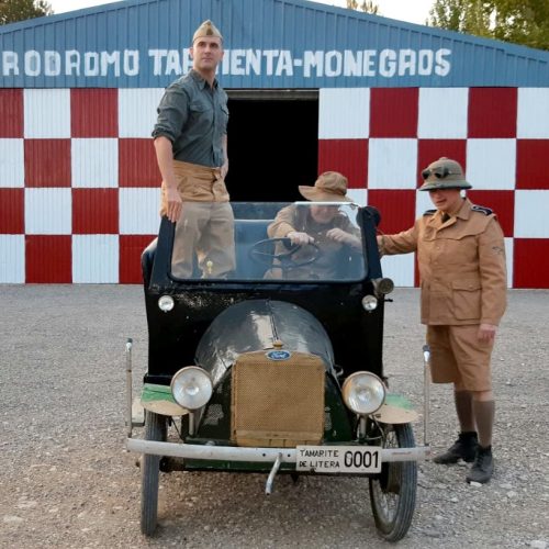 tres personas junto a un ford de la guerra