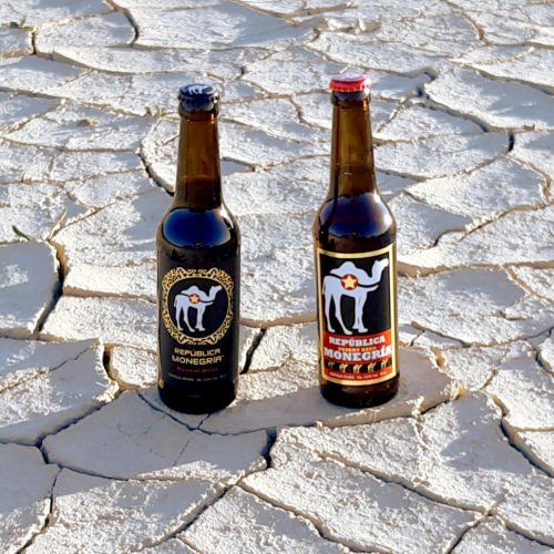 Cervezas de republica monegría en el suelo